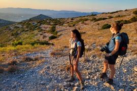 Vanessa et Amélie en sortie naturaliste. © Jane Dziwinski, Parc national des Calanques