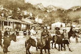 Sormiou residents with their donkeys at the beginning of the 20th century