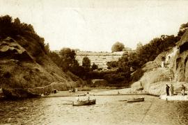 Photographie ancienne de la calanque de Figuerolles, avec ses pêcheurs et ses restanques, avant urbanisation