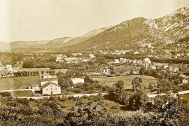 Photographie ancienne de la vallée de l'Huveaune, massif de Saint-Cyr en arrière-plan © Archives de Marseille 16FI1107