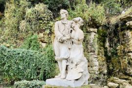 Sculpture représentant Pierre Puget en train de sculpter, située à Marseille, au bout du cours Pierre Puget, à l'entrée du jardin de la colline Puget © A. Zec - Parc national des Calanques