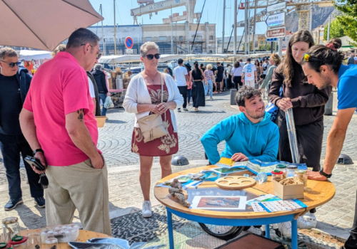La calanque mobile au marché dominical de la Ciotat