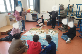 Élèves de CM2 réunis autour du tapis-monde