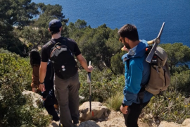 Les &eacute;tudiants arrivent sur le site d'arrachage &eacute;quip&eacute;s de leur mat&eacute;riel