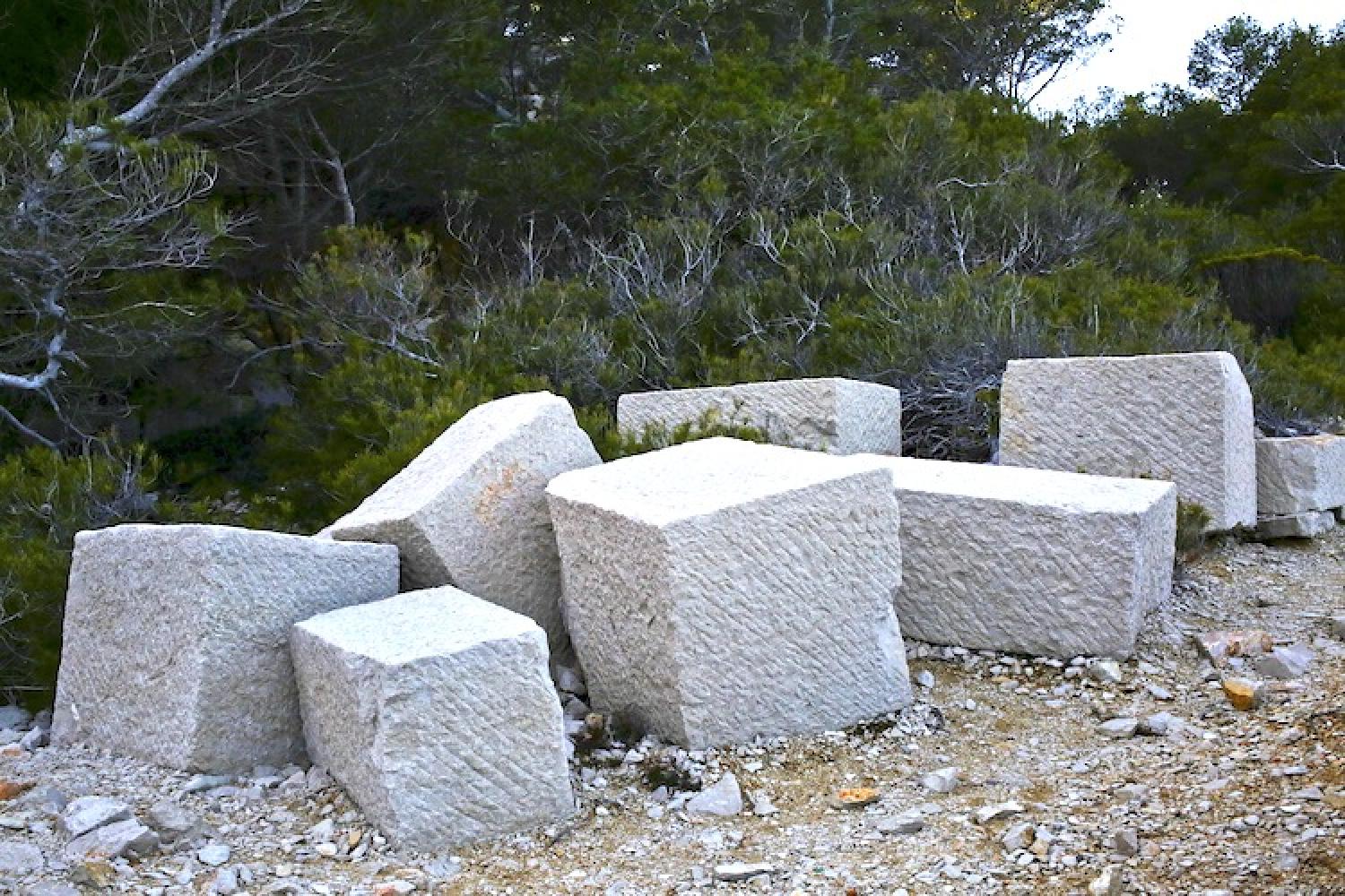 2-aux_frontieres_cahier-287_c_franck_gerard_-_cubes_de_pierre_de_cassis_abandonnes_dans_la_carriere_pointe_de_la_cacau.jpg