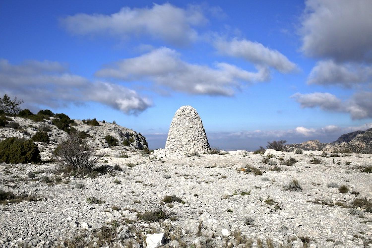 3b-aux_frontieres_cahier-207_c_franck_gerard_-_cairn_ou_montjoie_sur_la_crete_de_lestret.jpg