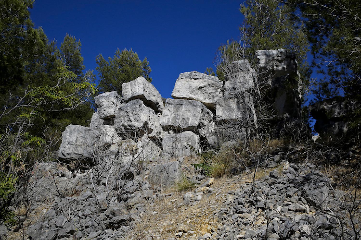 calanques_2_ete-421_c_franck_gerard_-_anciennes_pierres_de_carriere_port-miou.jpg