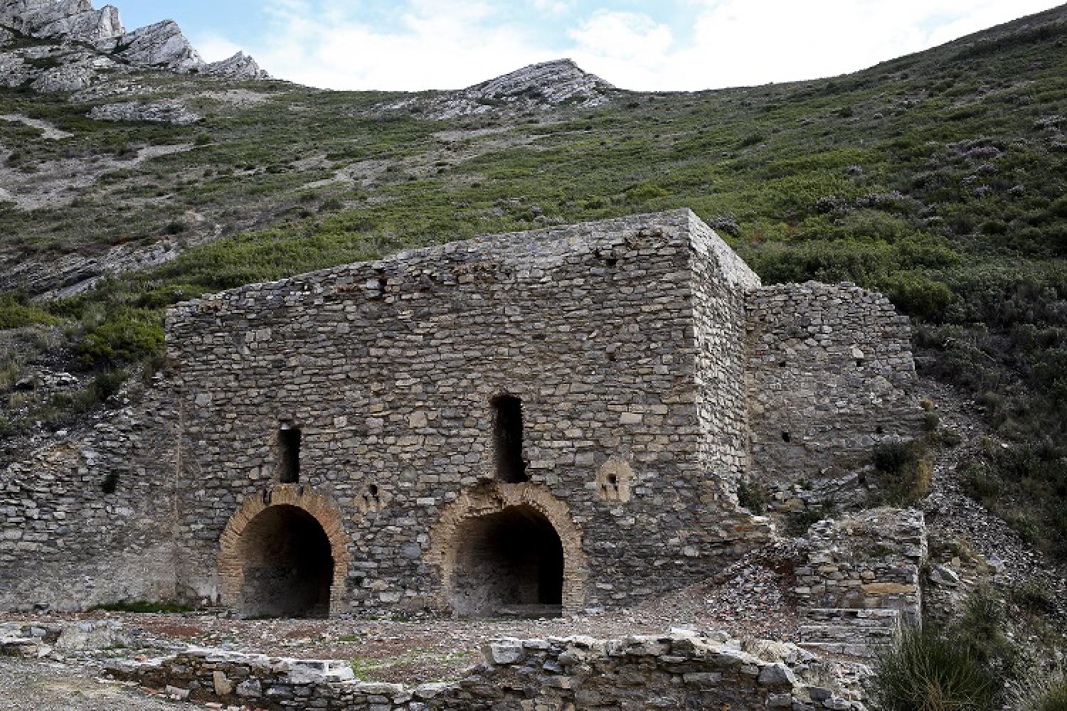 franck_gerard_-_ancien_four_a_chaux_au_fond_du_vallon_de_la_panouse.jpg